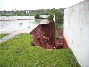 Chuva provoca alagamentos  em 11 residências, derruba muro de condomínio e interdita Avenida Morangueira em Maringá